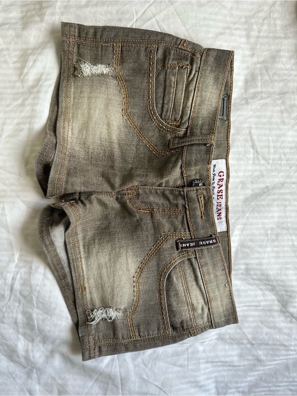 LOW-RISE BROWN JEAN SHORTS WITH DETAILED BACK POCKETS